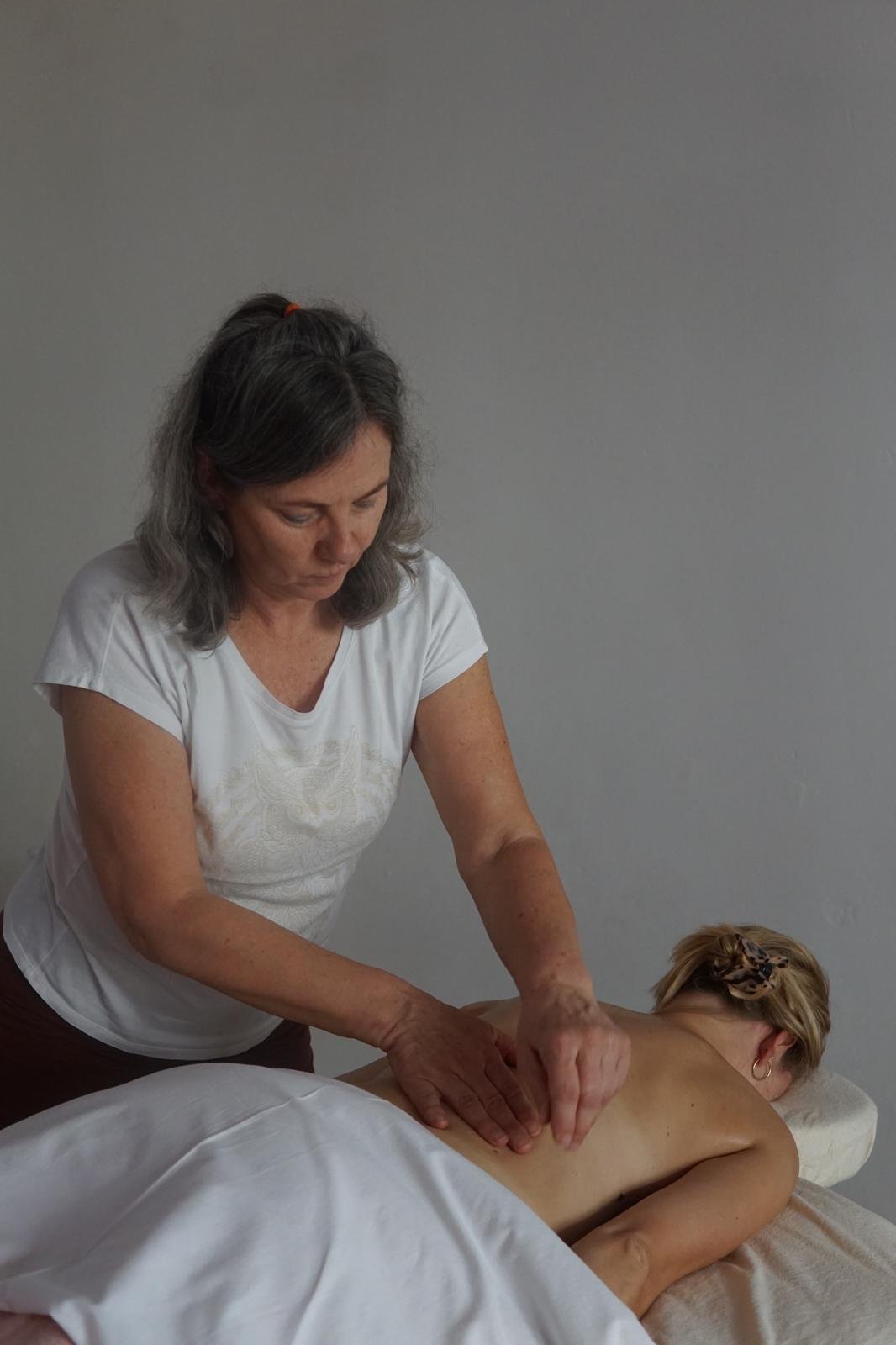 Massage am Rücken