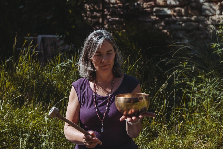 Susanne mit Klangschale im Grünen